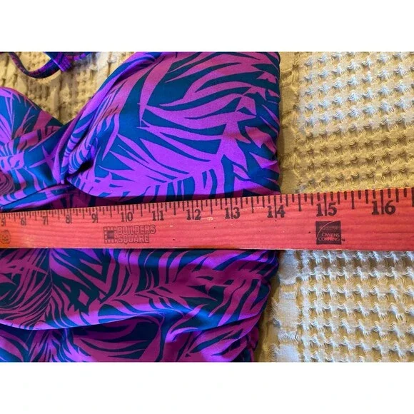 Old Navy One piece Halter Style Top Swimsuit w/ ruching on sides size Medium - Picture 3 of 6